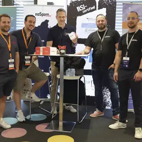 Fünf IT-Experten am Messestand, noSpamProxy E-Mail-Sicherheit und BSI-Zertifikat