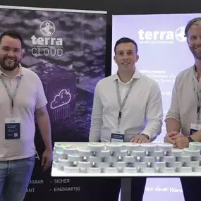 Drei Männer am Terra Cloud Messestand, IT-Cloud-Services und Produkte präsentiert.